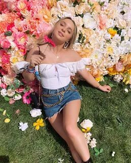 Instagramలో Alexa Losey: "if you were a daisy, I’d pick you 