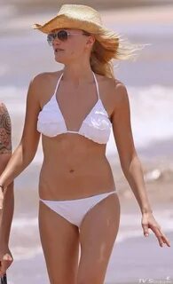 Malin Akerman Pictures. Beach Candids. Hotness Rating = 8.27