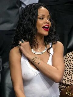 Rihanna cheering Raptors wearing no bra - Alrincon.com