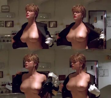 Обнаженная грудь Элениак в эротических сценах из кино.