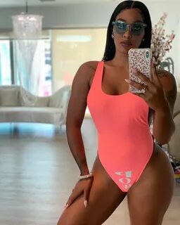 Joseline on Instagram: "Wearing my @bareelite 🥂 💕 🎈 🌸 Ladies