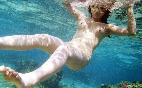 Nude swimming at the y 🔥 Nude female swimmers 👉 👌 Naked sexiest women swimming -