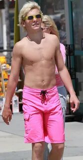 The Stars Come Out To Play: Ross Lynch - Shirtless Pics