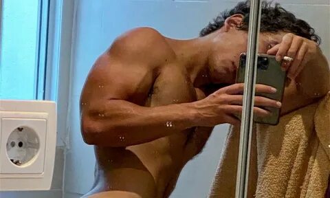 Miguel Herrán se desnuda frente al espejo en su foto más sen