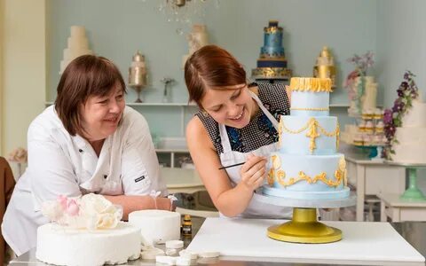 How to make your own wedding cake: tips and traditional reci