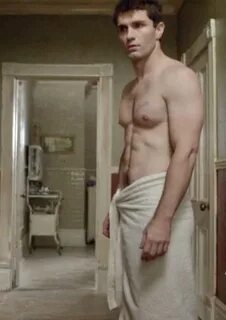 Fashion And The City: Sam Witwer Shirtless Wearing a Towel