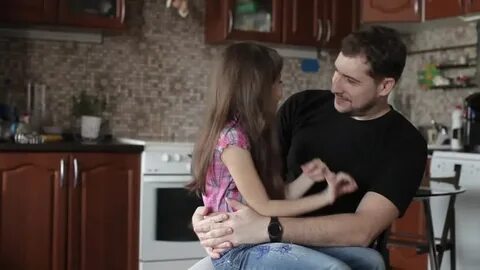 Video Stok dad hugs his daughter family love (100% Tanpa Royalti) 26374106 ...
