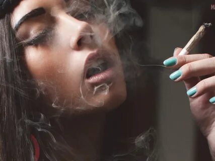Девушка курит марихуану - Telegraph
