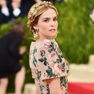 Zoey Deutch News в Твиттере: "Zoey Deutch attending The Met 