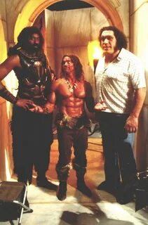 Arnold Schwarzenegger hangs with Wilt Chamberlain and Andre 