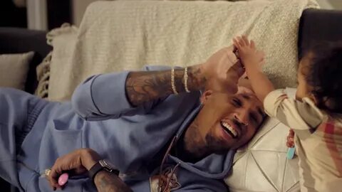 Le jogging bleu Maison Kitsuné de Chris Brown dans son clip 