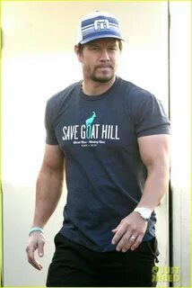 Full Sized Photo of mark wahlberg bulging biceps 01 Photo 35