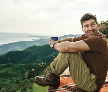 How to Get Kyle Chandler's Tousled, Textured Hairstyle