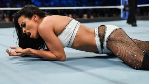 SmackDown 10/2/18: R-Truth & Carmella vs. Andrade "Cien" Alma...