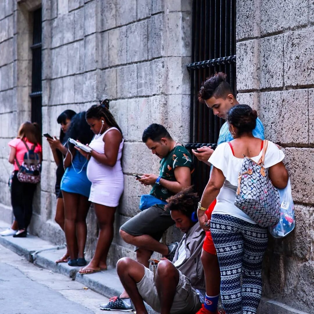 Блог О Кубе 🇨 🇺 Туры На Кубу en Instagram: "Уличная точка Wi-Fi - во...
