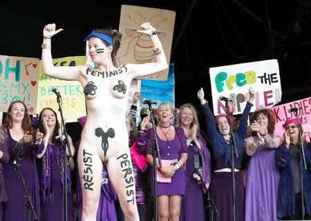 Nude girl appeared at Glastonbury festival - 4 Pics xHamster