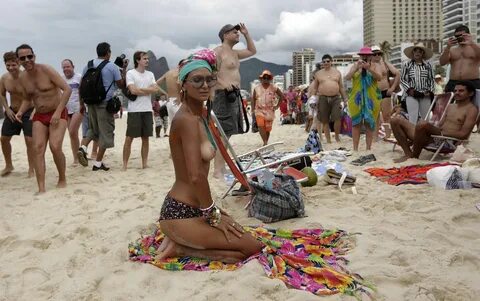 Fotos: Protesto 'Toplessaço' reúne manifestantes em Ipanema,