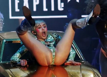 Miley-Cyrus-Bangerz-Tour-Milan-11 ⋆ CELEBRITY BIKINI BOOTY