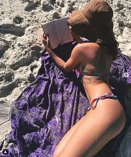 Isis Valverde lê na praia de biquíni - Glamour Celebridades