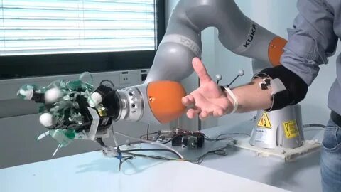 🥇 ▷ This robotic hand uses your intentions to function remot