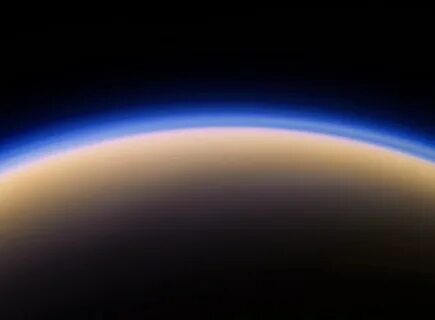 Vědci NASA objevili v atmosféře Titanu doposud nevídanou organickou 
