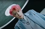 9 Potret Jaehyun NCT dengan Rambut Pink, Pesonanya Kinclong 