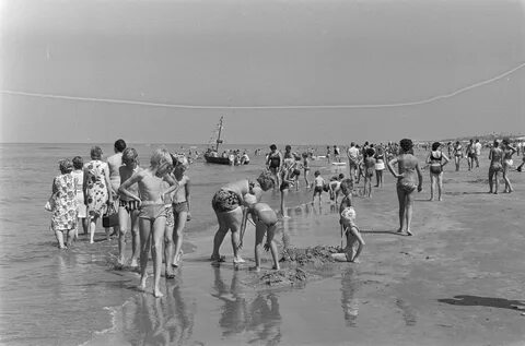 File:Drukte op strand, Zandvoort, Bestanddeelnr 924-7143.jpg - Wikimedia Commons