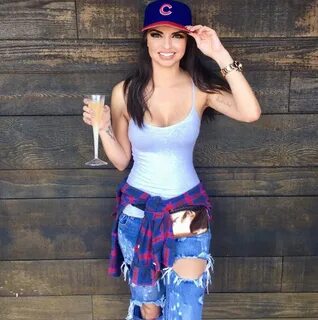 Local Hot Girls Wearing Chicago Cubs Gear For Game 7 Win!
