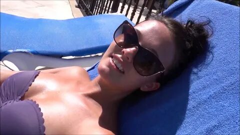 Brittney Atwood / Smith Bikini Cleavage (3 gifs 15 pics) - S