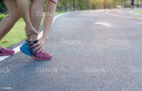 Knöchel Verstaucht Junger Mann Der Beim Laufen Im Park An Ei