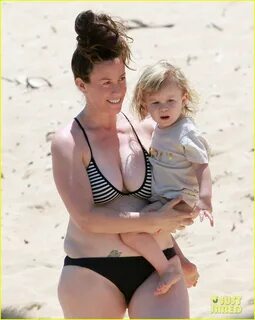 Alanis Morissette: Bikini Beach Vacation with Ever!: Photo 2