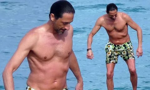 Adrien Brody hilariously turns a blind eye to nude paddle-bo