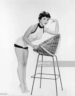 Nieuwsfoto's : American actor Anne Bancroft leans on a chair