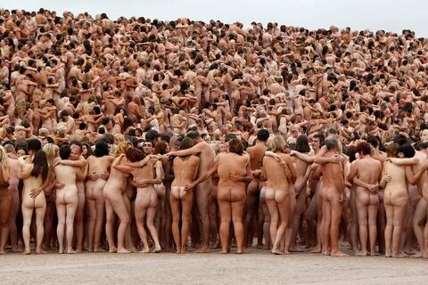 Девушка голая перед толпой людей (61 фото) - порно и эротика