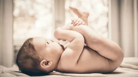 Comment les bébés découvrent-ils leur corps ? - Magicmaman.c