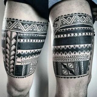 frisches tattoo, mann mit großer tätowierung mit polynesiche