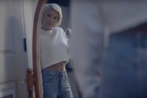 Savannah Chrisley Memamerkan Levi Denim Di Video Musik Baru 