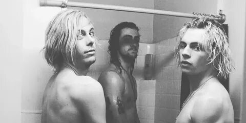 Ross Lynch Bares Bum with Brothers Rocky & Riker on Instagra