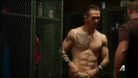 Shirtless Men On The Blog: Jonathan Tucker Mostra Il Sedere