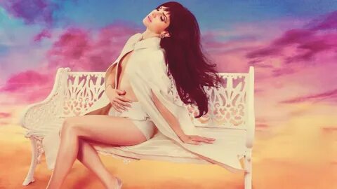 Lana del rey side boob