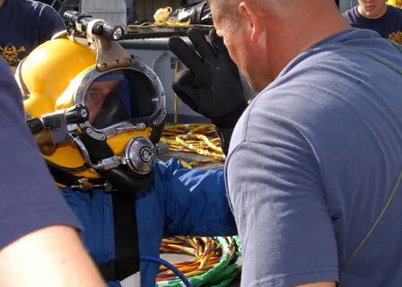 File:US Navy 050908-N-0535P-191 A U.S. Navy diver prepares t