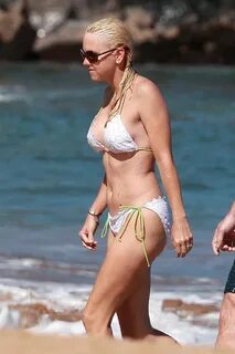 Anna Faris Shows Off Her Toned Body In A Sexy White Bikini