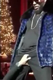 R.Kelly Fan Grabs & Strokes Singer's Penis On Stage VIDEO - 