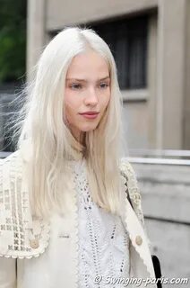 Sasha Luss outside Miu Miu show Maquillage cheveux blonds, M