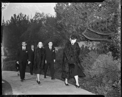 jean harlow funeral ... Mayer walking to Jean Harlow's funer