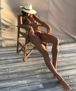53-летняя Эль Макферсон поделилась фото в купальнике - Elle 