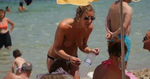 Get Ready to Sweat! Jennifer Aniston Topless at the Beach!