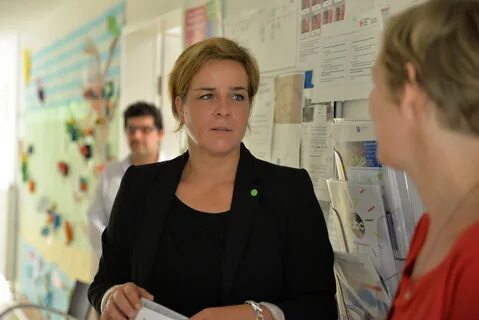 File:Willkommen in NRW! Sylvia Löhrmann und Mona Neubaur - 2