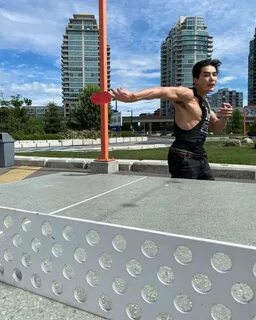 Ludi Lin, diễn viên đẹp trai 6 múi và cảnh nóng táo bạo