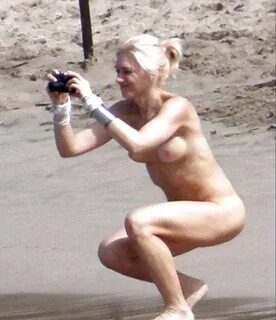 Gwen Stefani on a NUDE Beach! - 5 Pics xHamster